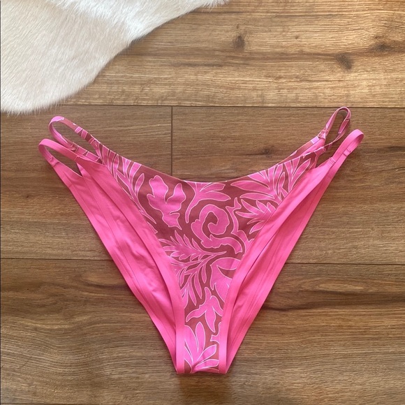 Fused Ventura Bikini Bottom in Tiki Tiki
LSPACE - Picture 4 of 9